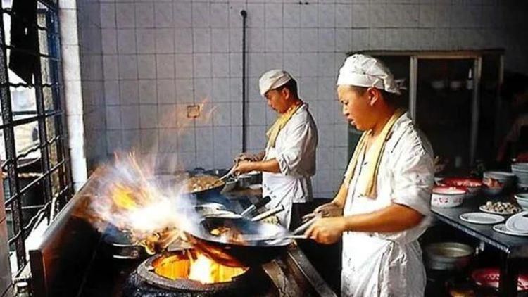 我女婿每月都给她钱的。